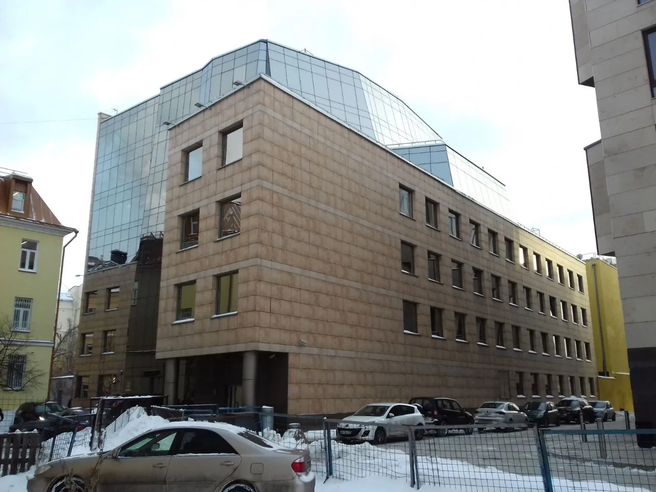 Кристалл Плаза: фасад здания с улицы